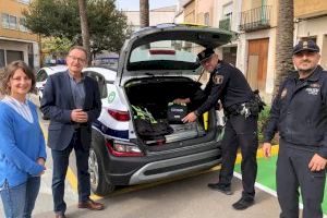 Alcalà-Alcossebre suma desfibril·ladors als vehicles de la Policia Local