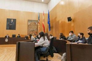 Alumnos del Bernat de Sarrià ‘examinan’ a sus representantes en el Ayuntamiento Alumnos del Bernat de Sarrià ‘examinan’ a sus representantes en el Ayuntamiento