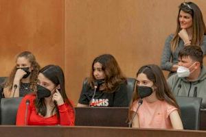 Alumnos del Bernat de Sarrià ‘examinan’ a sus representantes en el Ayuntamiento - (foto 3) Alumnos del Bernat de Sarrià ‘examinan’ a sus representantes en el Ayuntamiento - (foto 3)
