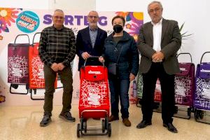 El veïnat d'Alboraia recull els carros de la compra de l'última campanya de foment del comerç local i de l'ús del valencià