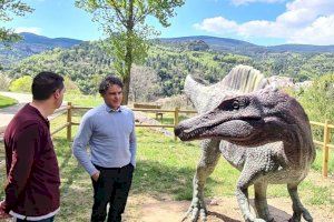 Francesc Colomer visita la réplica de dinosaurio del yacimiento paleontológico de Vallibona