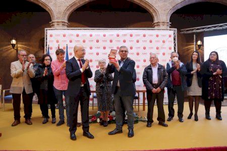 Quaderns d'Investigació recibe la Medalla de Oro de Alaquàs