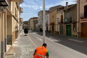 Les Coves de Vinromà aplica un tratamiento protector a las farolas para alargar su vida útil