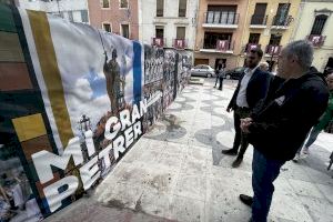 La plaça de Baix se viste para fiestas con fotografías del recordado Juan Miguel Martínez Lorenzo La plaça de Baix se viste para fiestas con fotografías del recordado Juan Miguel Martínez Lorenzo