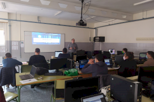 Ramón Onrubia imparteix una masterclass de Ciberseguretat en el IES Jaume II el Just Ramón Onrubia imparteix una masterclass de Ciberseguretat en el IES Jaume II el Just