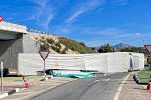 Bolca un trailer a Agost i bloqueja el trànsit en una rotonda