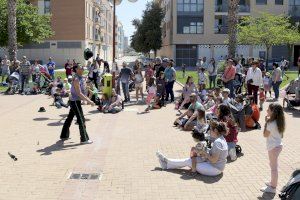 La música de los ochenta acerca ‘Diumenges Menuts’ a la plaza Italia de Paiporta
