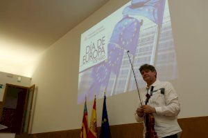 La Universitat d’Alacant celebra el Dia d’Europa amb la lectura de la Declaració de Robert Schuman per estudiants internacionals - (foto 2) La Universitat d’Alacant celebra el Dia d’Europa amb la lectura de la Declaració de Robert Schuman per estudiants internacionals - (foto 2)