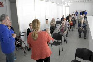 L’alumnat del taller d’atenció sociosanitària de Paiporta realitza les pràctiques informant a la ciutadania