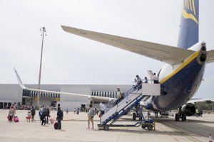 La mascarilla deja de ser obligatoria en aviones y aeropuertos a partir del 16 de mayo