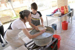Los niños de Paiporta se convierten en “rajolers” por un día