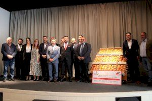Los artesanos del arroz de Cullera se llevan el primer lote de la temporada de tomates del Perelló en una subasta histórica