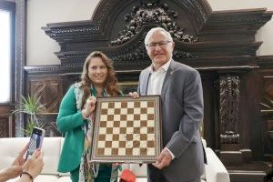 Judit Polgar, la millor jugadora d'escacs del món, visita València per a commemorar l'origen valencià de la disciplina