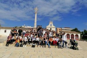 EL IES Vicent Andrés Estellés de Burjassot y el IES Altaia de Altea intercambian experiencias a partir del poeta Estellés EL IES Vicent Andrés Estellés de Burjassot y el IES Altaia de Altea intercambian experiencias a partir del poeta Estellés