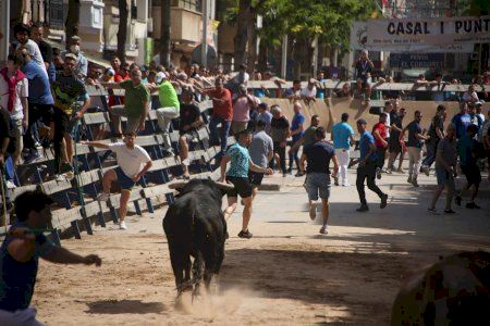 La manada se parte en un encierro largo que se salda con un corneado en Vila-real