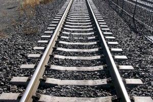 Un coche se precipita a las vías del tren desde un puente en Canals