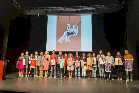 La falla Avinguda de Selgas de Xàtiva aconsegueix tres premis a la Festa de les Lletres Falleres