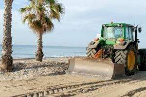 Xilxes treballa en la posada a punt de les platges per a la temporada d'estiu