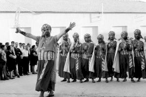 El Archivo Municipal de Crevillent recupera 42 fotografías de las primeras fiestas de Moros y Cristianos