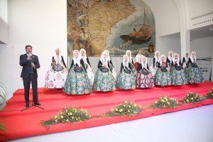 Barcala pide a las belleas y damas de los 89 distritos que mantengan viva la llama de las Hogueras durante el homenaje de la Federació - (foto 3) Barcala pide a las belleas y damas de los 89 distritos que mantengan viva la llama de las Hogueras durante el homenaje de la Federació - (foto 3)