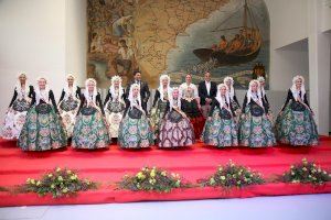 Barcala pide a las belleas y damas de los 89 distritos que mantengan viva la llama de las Hogueras durante el homenaje de la Federació - (foto 2) Barcala pide a las belleas y damas de los 89 distritos que mantengan viva la llama de las Hogueras durante el homenaje de la Federació - (foto 2)