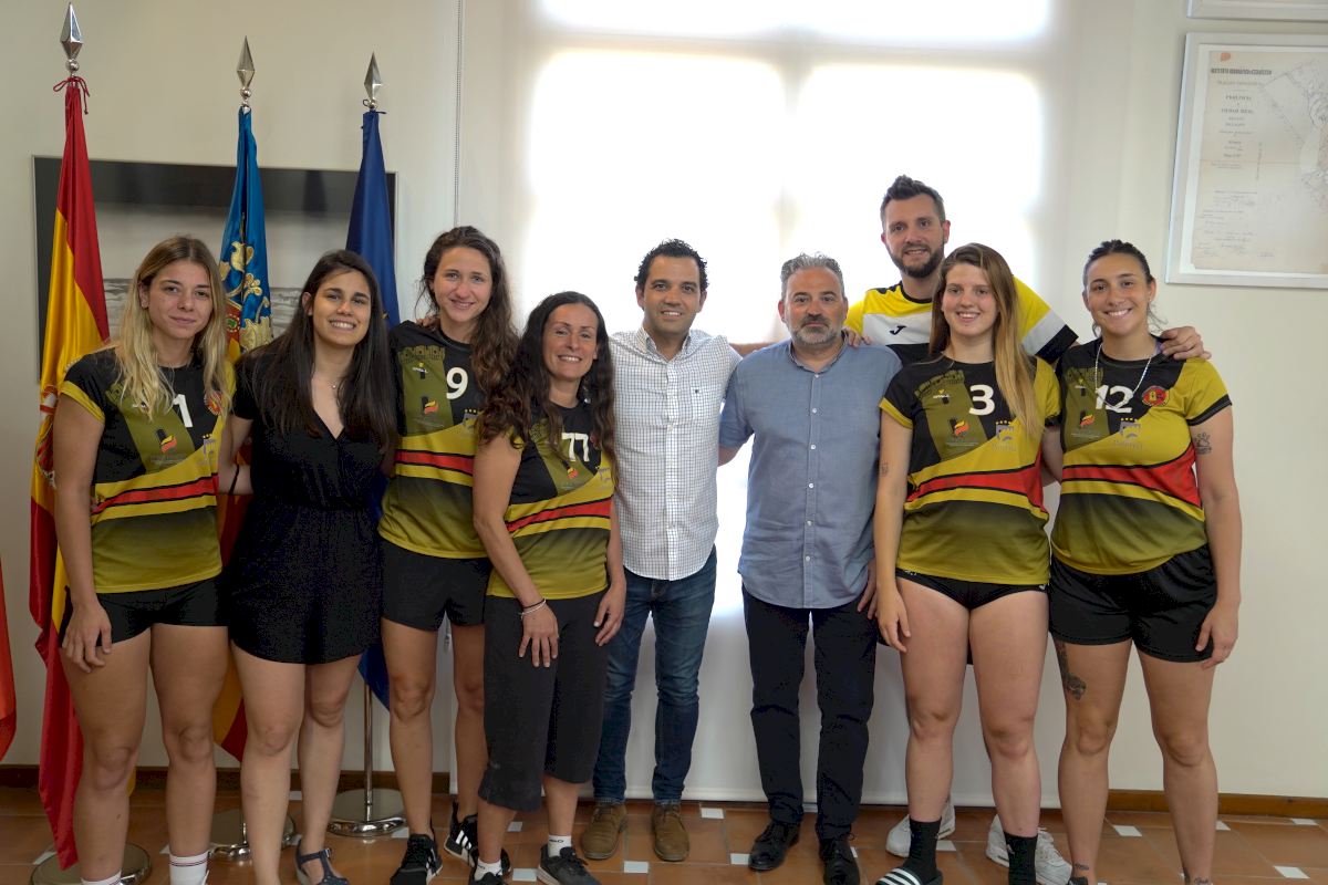 El Alcalde Sagredo recibe al equipo de voleibol Paterna Liceo Femenino ...