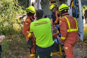 Un coche cae por un barranco en Riba-Roja
