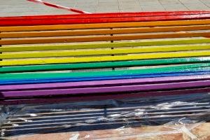 Valencia pinta 145 nuevos bancos con motivos LGTBI para apoyar las reivindicaciones del orgullo