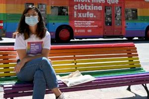 Valencia pinta 145 nuevos bancos con motivos LGTBI para apoyar las reivindicaciones del orgullo - (foto 2)