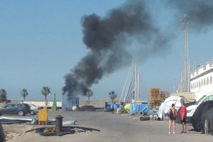 Crema un contenidor en ple port de Borriana - (foto 2) Crema un contenidor en ple port de Borriana - (foto 2)