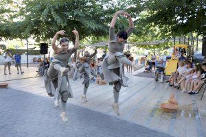 Paiporta estrena su festival de arte en la calle con una gran acogida por parte de la población de la localidad - (foto 4) Paiporta estrena su festival de arte en la calle con una gran acogida por parte de la población de la localidad - (foto 4)