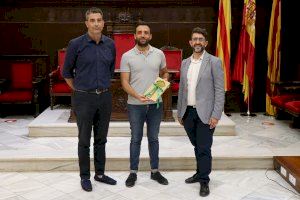 Sagunto se une a la Red de Municipios Hermanados por el Vidrio y recibe su llave de vidrio reciclado