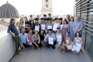 30 persones es trauen el graduat en Educació Secundària al Centre de Formació de Persones Adultes de Paiporta - (foto 3) 30 persones es trauen el graduat en Educació Secundària al Centre de Formació de Persones Adultes de Paiporta - (foto 3)