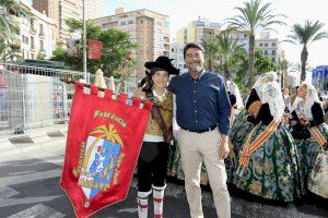 Una réplica del estandarte de la Sinfónica Municipal desfila en la Entrada de Bandas como homenaje a los 175 años de la Policía Local Una réplica del estandarte de la Sinfónica Municipal desfila en la Entrada de Bandas como homenaje a los 175 años de la Policía Local