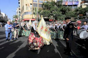 Una réplica del estandarte de la Sinfónica Municipal desfila en la Entrada de Bandas como homenaje a los 175 años de la Policía Local - (foto 2) Una réplica del estandarte de la Sinfónica Municipal desfila en la Entrada de Bandas como homenaje a los 175 años de la Policía Local - (foto 2)