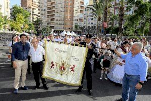 Una réplica del estandarte de la Sinfónica Municipal desfila en la Entrada de Bandas como homenaje a los 175 años de la Policía Local - (foto 3) Una réplica del estandarte de la Sinfónica Municipal desfila en la Entrada de Bandas como homenaje a los 175 años de la Policía Local - (foto 3)