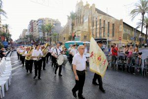 Una réplica del estandarte de la Sinfónica Municipal desfila en la Entrada de Bandas como homenaje a los 175 años de la Policía Local - (foto 5) Una réplica del estandarte de la Sinfónica Municipal desfila en la Entrada de Bandas como homenaje a los 175 años de la Policía Local - (foto 5)