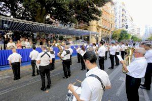 Una réplica del estandarte de la Sinfónica Municipal desfila en la Entrada de Bandas como homenaje a los 175 años de la Policía Local - (foto 8) Una réplica del estandarte de la Sinfónica Municipal desfila en la Entrada de Bandas como homenaje a los 175 años de la Policía Local - (foto 8)