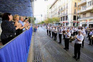 Una réplica del estandarte de la Sinfónica Municipal desfila en la Entrada de Bandas como homenaje a los 175 años de la Policía Local - (foto 9) Una réplica del estandarte de la Sinfónica Municipal desfila en la Entrada de Bandas como homenaje a los 175 años de la Policía Local - (foto 9)