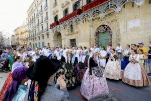 Una réplica del estandarte de la Sinfónica Municipal desfila en la Entrada de Bandas como homenaje a los 175 años de la Policía Local - (foto 11) Una réplica del estandarte de la Sinfónica Municipal desfila en la Entrada de Bandas como homenaje a los 175 años de la Policía Local - (foto 11)