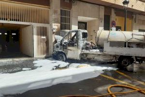 Un camió cisterna s'estavella i crema contra un edifici a València