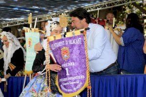 Barcala se suma al júbilo de la hoguera Florida-Portazgo que recoge 22 banderines durante la Entrega de Premios - (foto 2) Barcala se suma al júbilo de la hoguera Florida-Portazgo que recoge 22 banderines durante la Entrega de Premios - (foto 2)