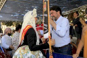 Barcala se suma al júbilo de la hoguera Florida-Portazgo que recoge 22 banderines durante la Entrega de Premios - (foto 5) Barcala se suma al júbilo de la hoguera Florida-Portazgo que recoge 22 banderines durante la Entrega de Premios - (foto 5)