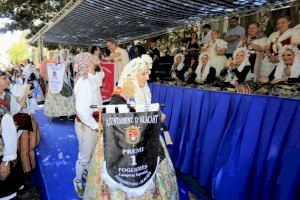 Barcala se suma al júbilo de la hoguera Florida-Portazgo que recoge 22 banderines durante la Entrega de Premios - (foto 7) Barcala se suma al júbilo de la hoguera Florida-Portazgo que recoge 22 banderines durante la Entrega de Premios - (foto 7)