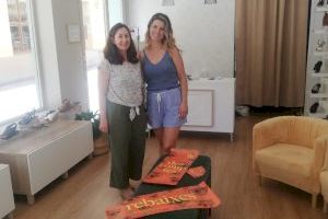 Sueca ofrece al comercio local cartelería para promocionar el uso del valenciano en la época de rebajas