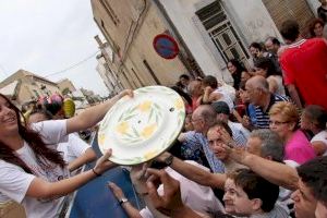 Vuelve la Cabalgata de la Cerámica de Manises con el reparto de 20.000 piezas de cerámica