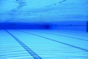 Salvan la vida a una niña de 9 años semiahogada en una piscina de Alberic Salvan la vida a una niña de 9 años semiahogada en una piscina de Alberic