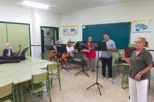 La Escuela de Adultos de Burriana ofrece un concierto como parte de un proyecto de la UJI de educación musical para personas adultes - (foto 2)