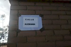 Placa con el nombre de una de las calles, escrito sobre un papel Placa con el nombre de una de las calles, escrito sobre un papel