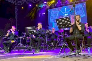 El concierto de la Colla Larraix se convierte en un aplaudido homenaje a las grandes figuras que pasaron por la sala de fiestas “Gallo Rojo” - (foto 4) El concierto de la Colla Larraix se convierte en un aplaudido homenaje a las grandes figuras que pasaron por la sala de fiestas “Gallo Rojo” - (foto 4)